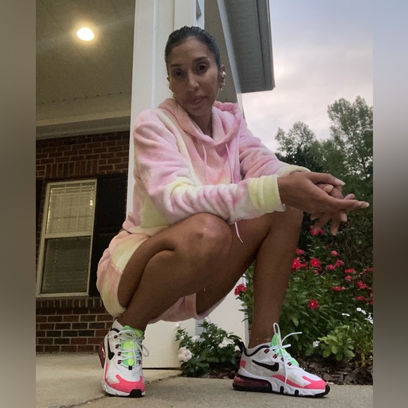 Meet your Posher, Ebony - Picture 17 of 17